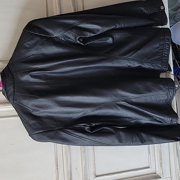 Leather jacket worn a few times. Like new condition - Picture 2 of 2